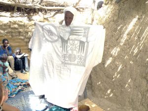 Boubou traditionnel offert au musée de Dori par le chef du village de Wendou