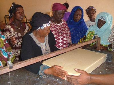 Formation en savonnerie à la Maison de la Femme : Etape de découpage des savons