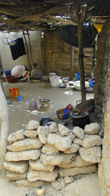 Cuisine aménagée dans une cour traditionnelle