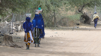 Femmes peulhes se rendant au marché de Dori