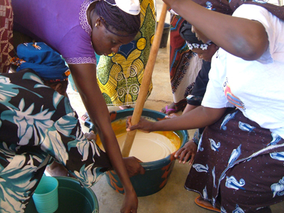 Formation en savonnerie à la Maison de la Femme : Etape d’homogénéisation de la pâte