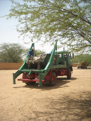 gestion des déchets solides Camion-benne destiné à transporter les déchets solides vers la décharge contrôlée
