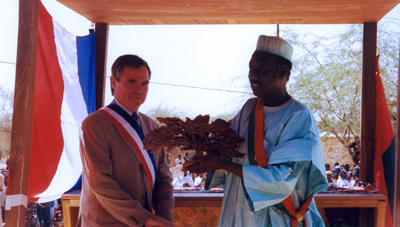 1999 : Visite officielle du député maire Bernard Accoyer à Dori