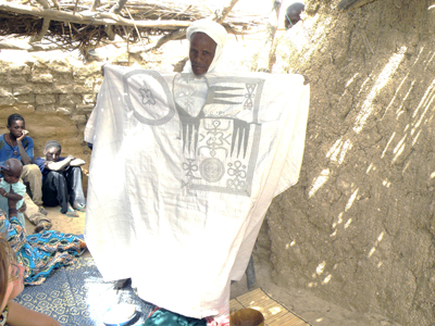 écomusée des traditions peulhes Boubou traditionnel donné au musée de Dori par le chef du village de Wendou