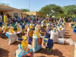 Distribution de l'aide d'urgence : nourriture et produits de première nécessité.