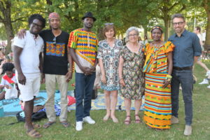 Echanges Sahel remercie les élus d'Annecy pour leur soutien dans l'organisation du concert du 21 juin 2025. Ici: Odile Ceriati-Mauris (maire déléguée d'Annecy-le-Vieux), Bénédicte Serratte (adjointe à l'action sociale) et Fabien Géry (adjoint à la culture).